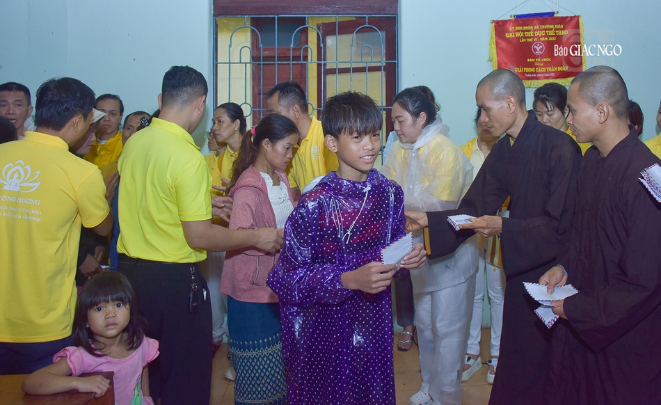 Một em bé đồng bào tại H.Quảng Ninh vui vẻ nhận quà