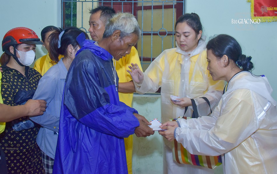 Các mạnh thường quân trao quà đến một cụ già