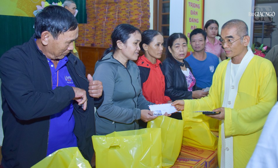 Thượng tọa Thích Tuệ Hải trao quà đến người dân X.Lộc Thủy, H.Lệ Thủy