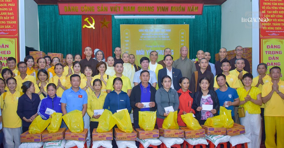 Trao tặng 200 phần quà đến người dân khó khăn tại H.Quảng Ninh