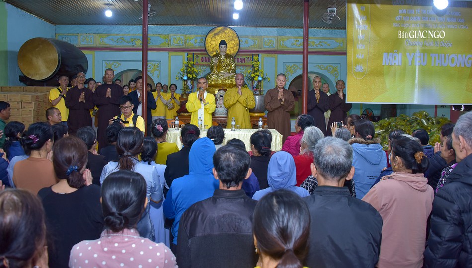 Thượng tọa Thích Tuệ Hải hướng dẫn người dân niệm Phật cầu bình an