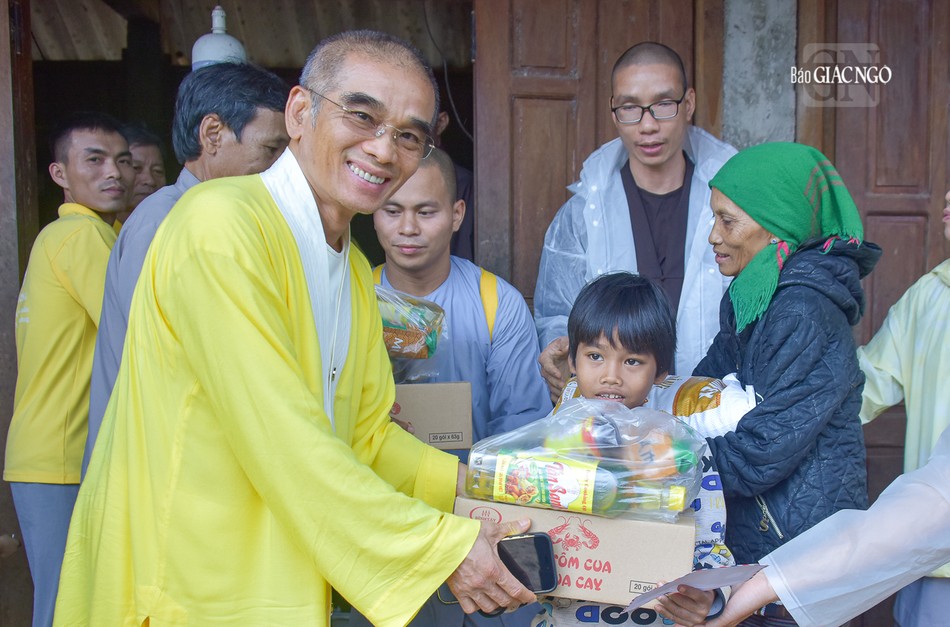 Trao quà đến 2 bà cháu tại xã Ba Năng, H.ĐaKrông