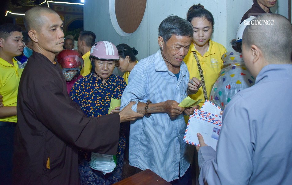 Trao quà đến người dân tại chùa Cu Hoan, xã Hải Thiện, H.Hải Lăng