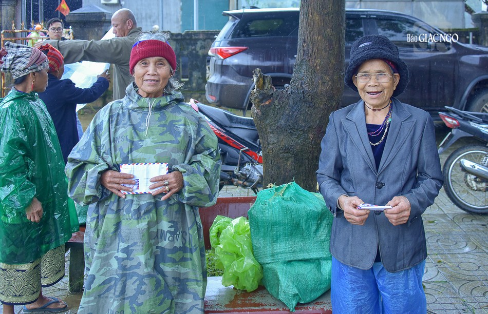 2 chị em bà Rum và Lào vui mừng với số tiền nhận được