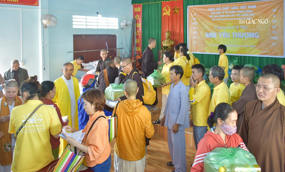 Chương trình từ thiện &quot;Mãi yêu thương&quot; tại Huế