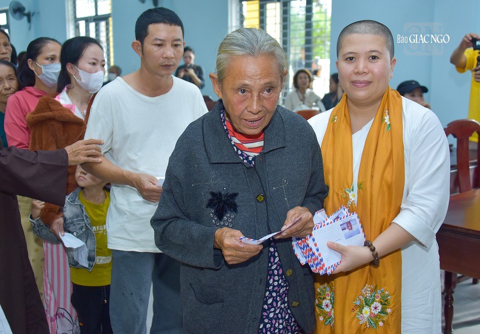 Sư cô Thích nữ Như Ý, Thủ quỹ Phân ban cứu trợ nhân đạo thuộc Ban Từ thiện xã hội T.Ư trao bì thư đến người dân