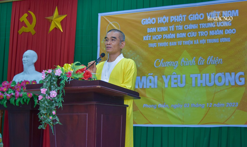 Thượng tọa Thích Tuệ Hải thăm hỏi người dân tại mỗi điểm phát quà