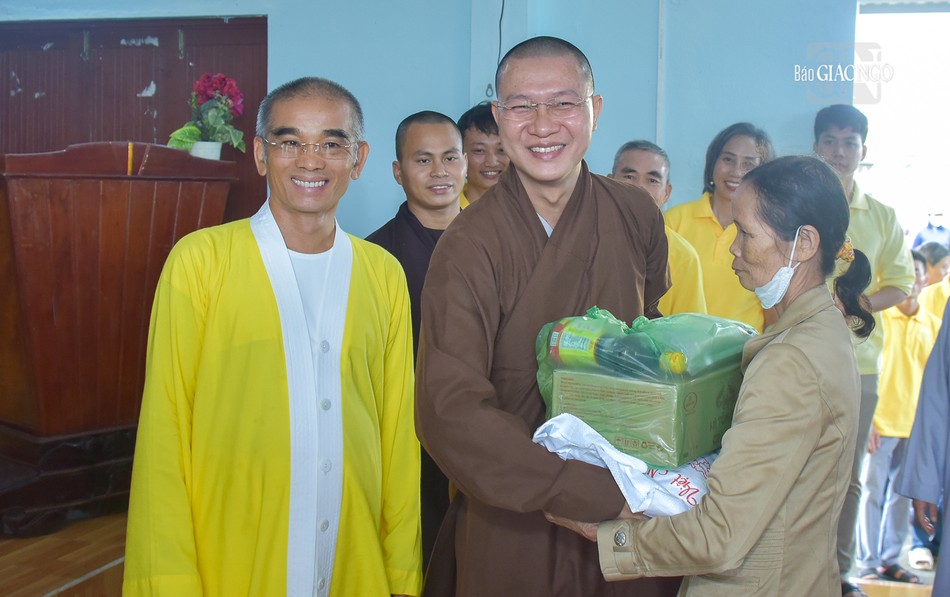 Thượng tọa Thích Tuệ Hải, Đại đức Thích Minh Thật tặng quà đến người dân