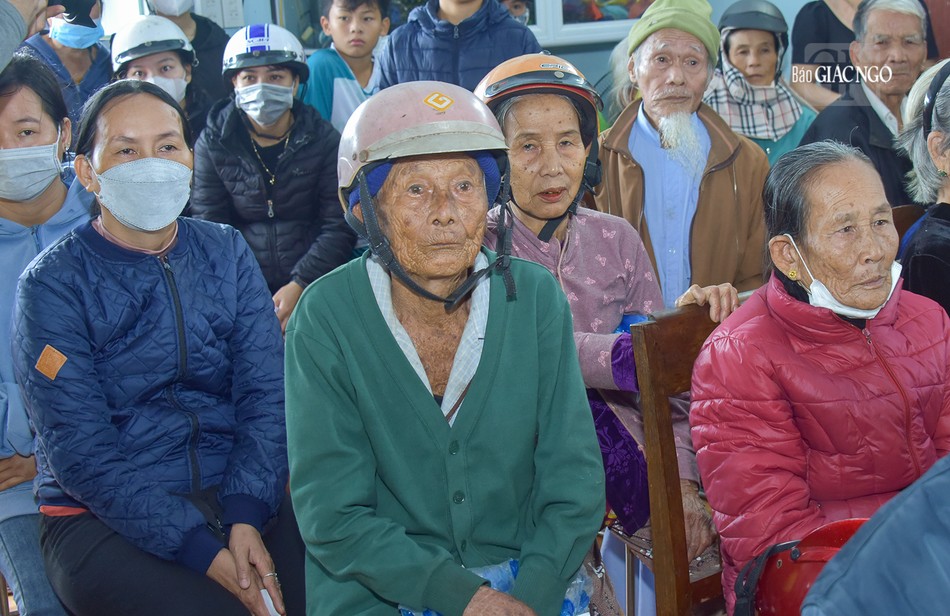 Nhiều cụ già xã Phong Bình chờ nhận quà