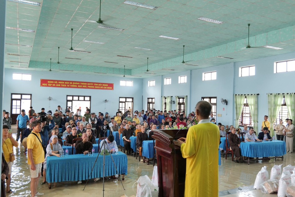 Hội trường trao quà tại xã Quảng Thành ngập trong nước
