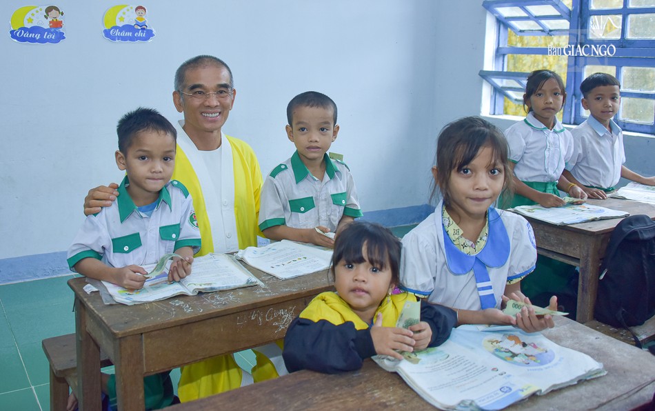 Thượng tọa Thích Tuệ Hải tặng quà đến các em học sinh