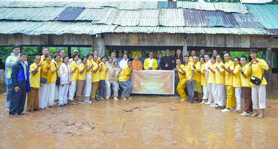 Đoàn chụp ảnh lưu niệm sau khi trao tặng 800 phần quà đến người dân sáng 4-12