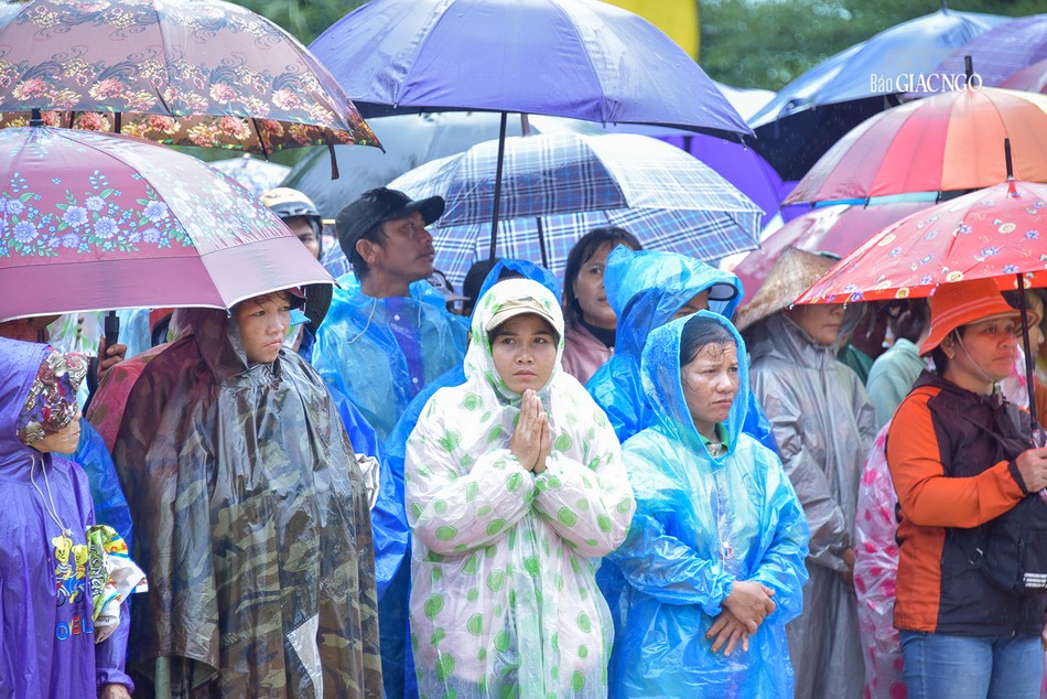 Mặc dù mưa lớn nhưng người dân xã Trà Bui vẫn trật tự chờ nhận quà