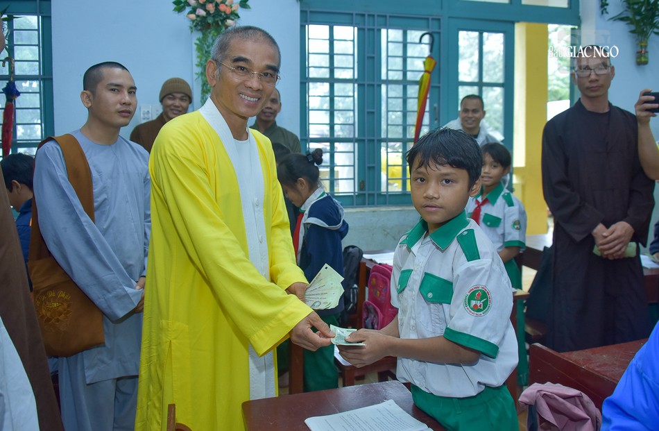 Một em học sinh trường Trường Tiểu học nội trú Nông Văn Dền nhận quà