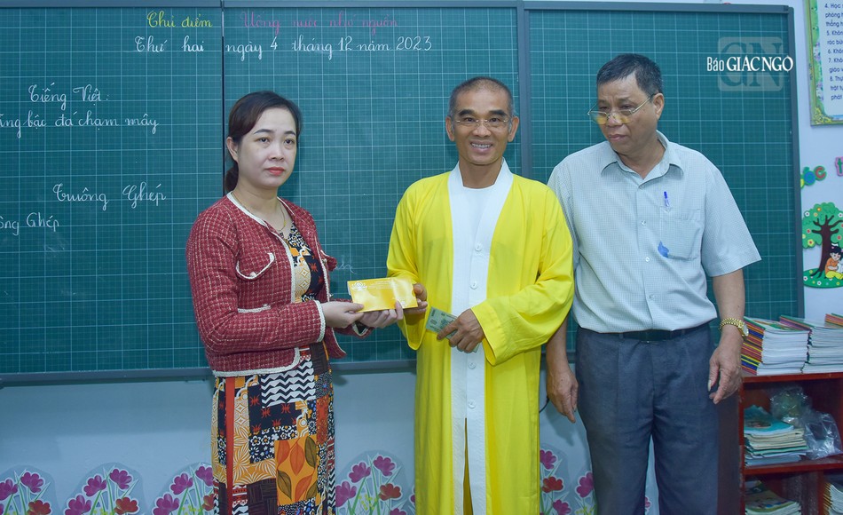 Đoàn cũng trao tặng 45 phần quà đến các giáo viên nơi đây