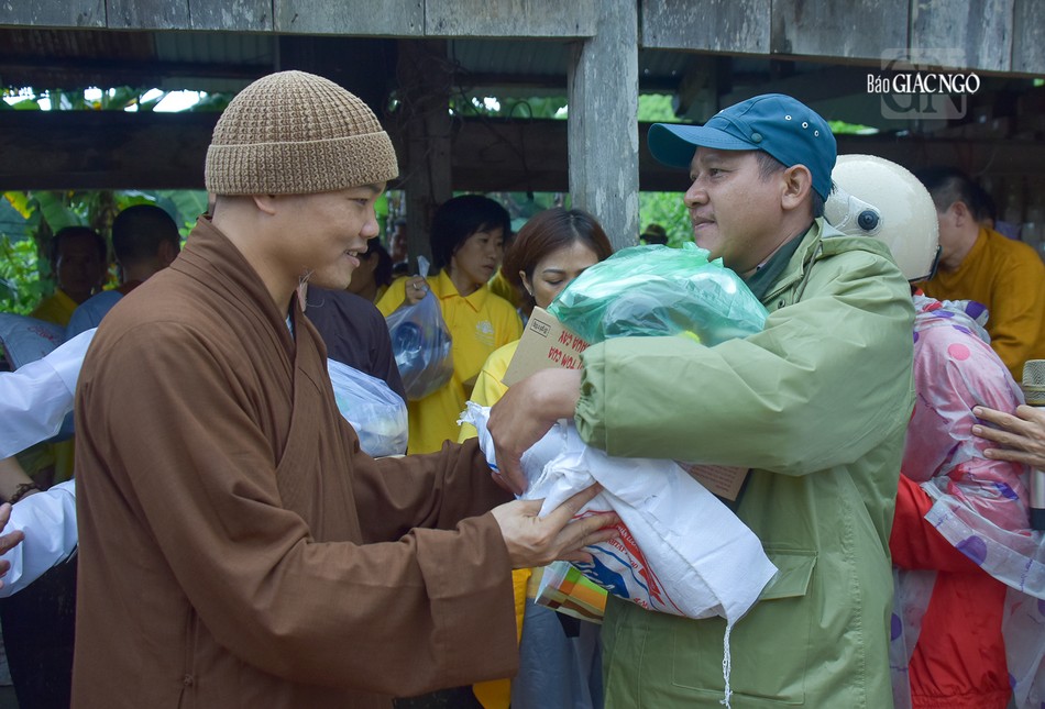 Trao tặng 800 phần quà đến người dân xã Trà Bui