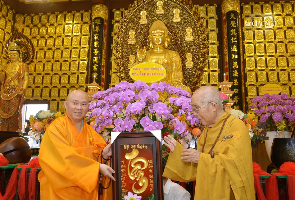 Nhiều khánh vàng, lẵng hoa, quà gửi đến chúc mừng Nhiều khánh vàng, lẵng hoa, quà gửi đến chúc mừng