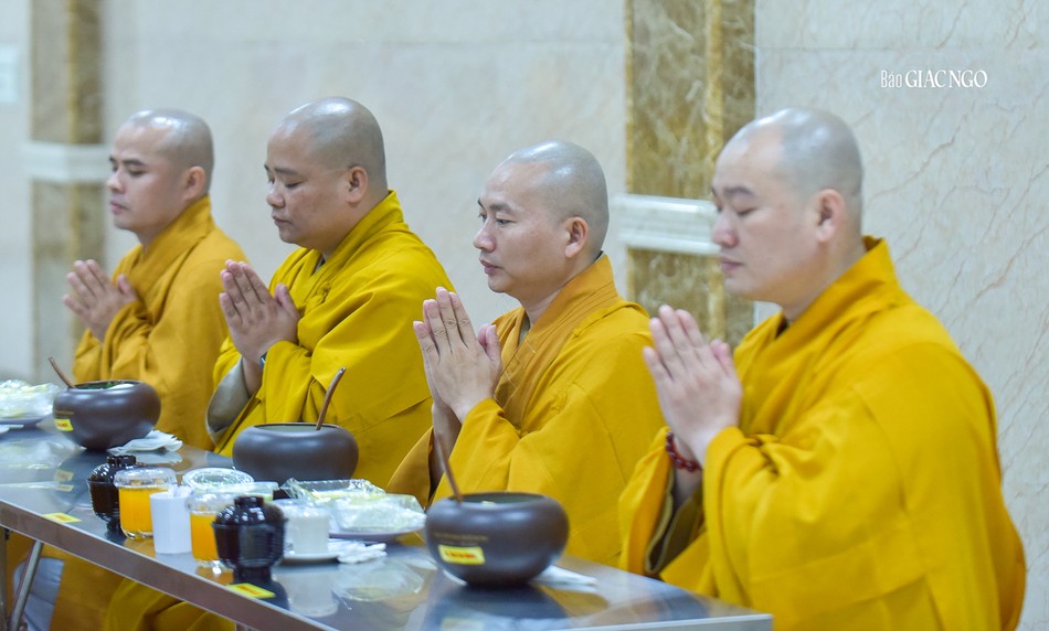 ...và tăng trưởng uy đức Tăng đoàn