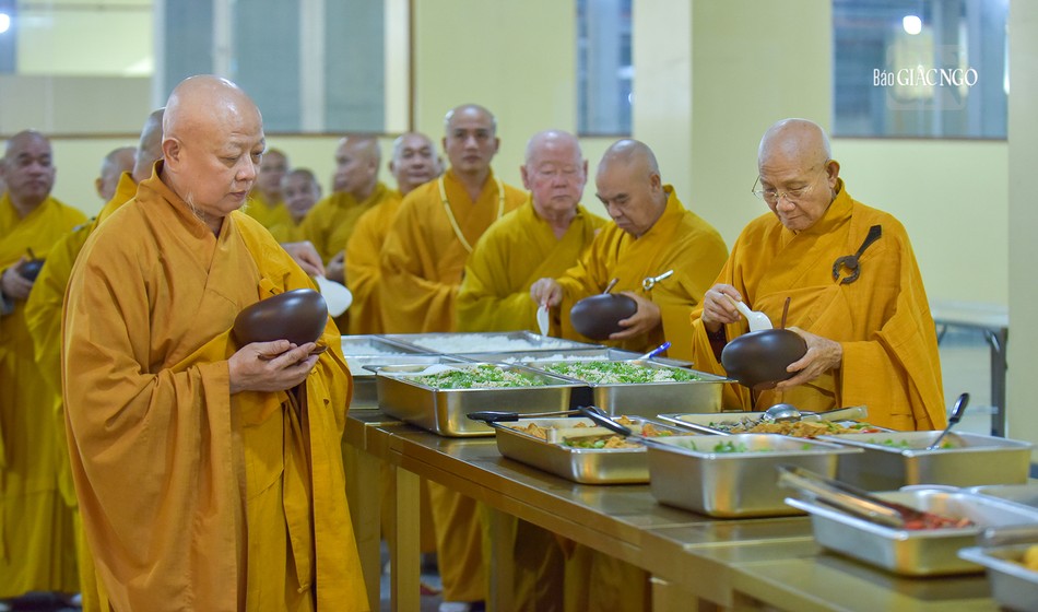 Trưởng lão Hòa thượng Thích Minh Thông, Hòa thượng Thích Lệ Trang cùng các hành giả thọ nhận thức ăn theo cách tự phục vụ