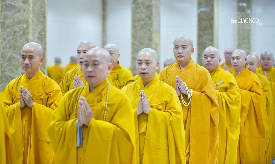 Đại chúng kinh hành, niệm Phật sau khi dùng cơm theo thứ đệ hạ lạp