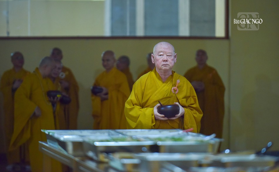 Hòa thượng Thích Duy Trấn, Phó Thường trực Ban Trị sự GHPGVN Q.11 an tĩnh chờ đợi tới giờ thọ trai
