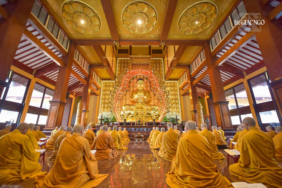 Đại chúng hòa âm tụng kinh trước tôn tượng Đức Phật tại Việt Nam Quốc Tự