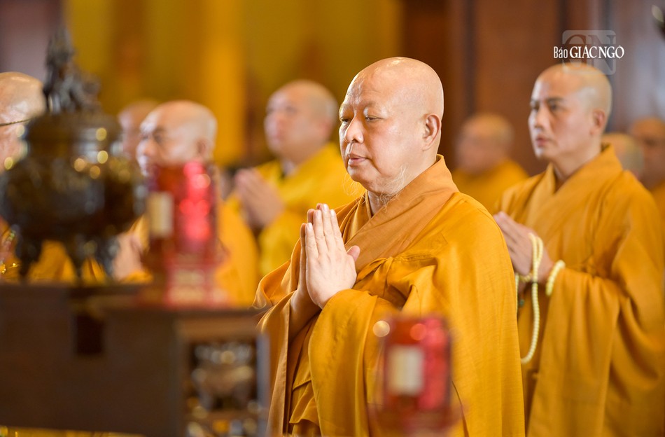 Hòa thượng Thích Lệ Trang cùng đại chúng thực hiện thời công phu chiều tại chánh điện theo quy củ thiền môn