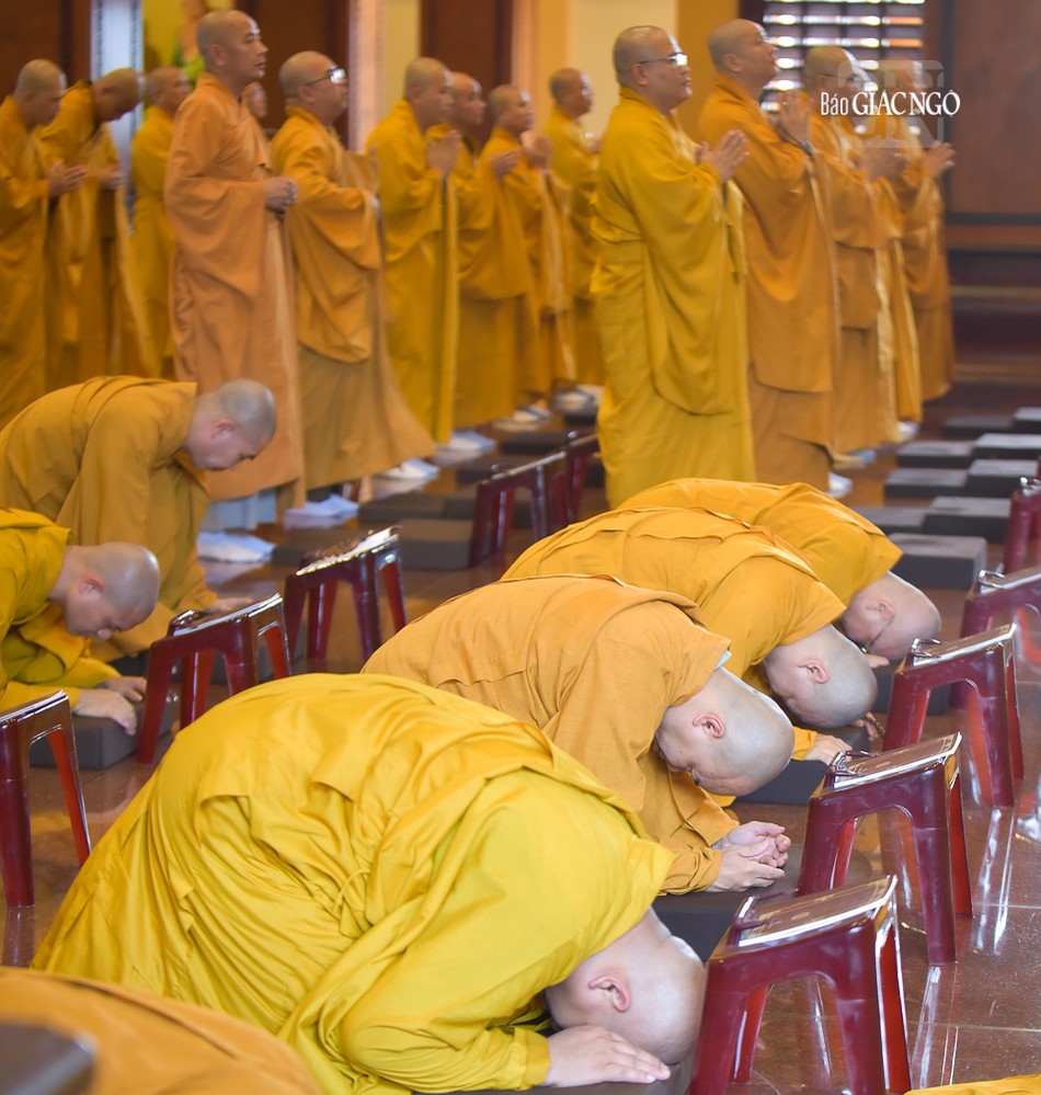 Sau khi vị chủ lễ xướng các danh hiệu Đức Phật và Bồ-tát, đại chúng lạy xuống một lạy theo tiếng chuông gia trì sau mỗi danh hiệu