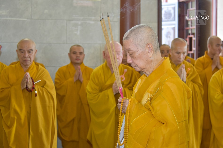 Đại lão Hòa thượng Thích Trí Quảng niêm hương