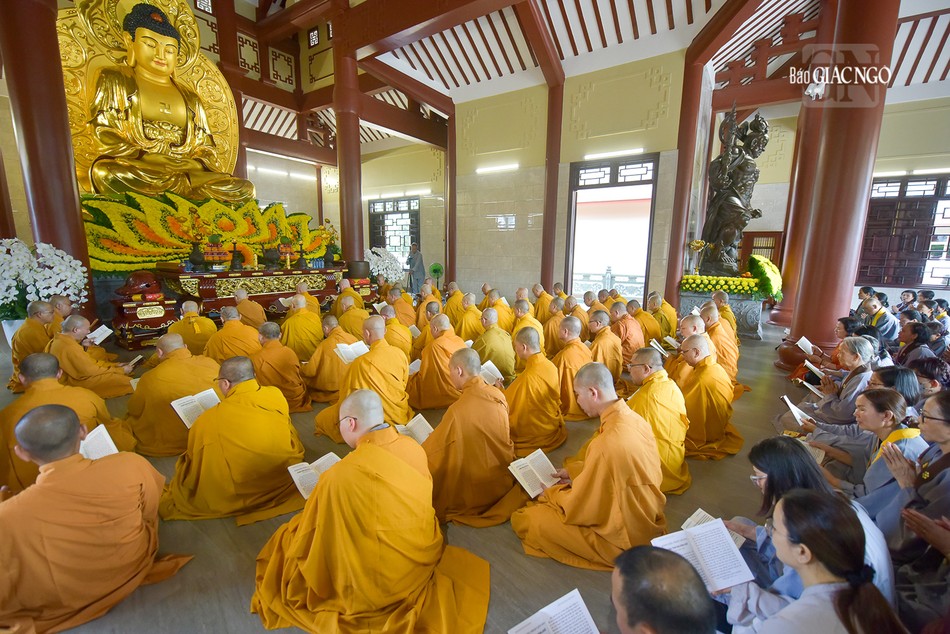 Chư Tăng và Phật tử đạo tràng Pháp Hoa tụng kinh Pháp hoa bổn môn