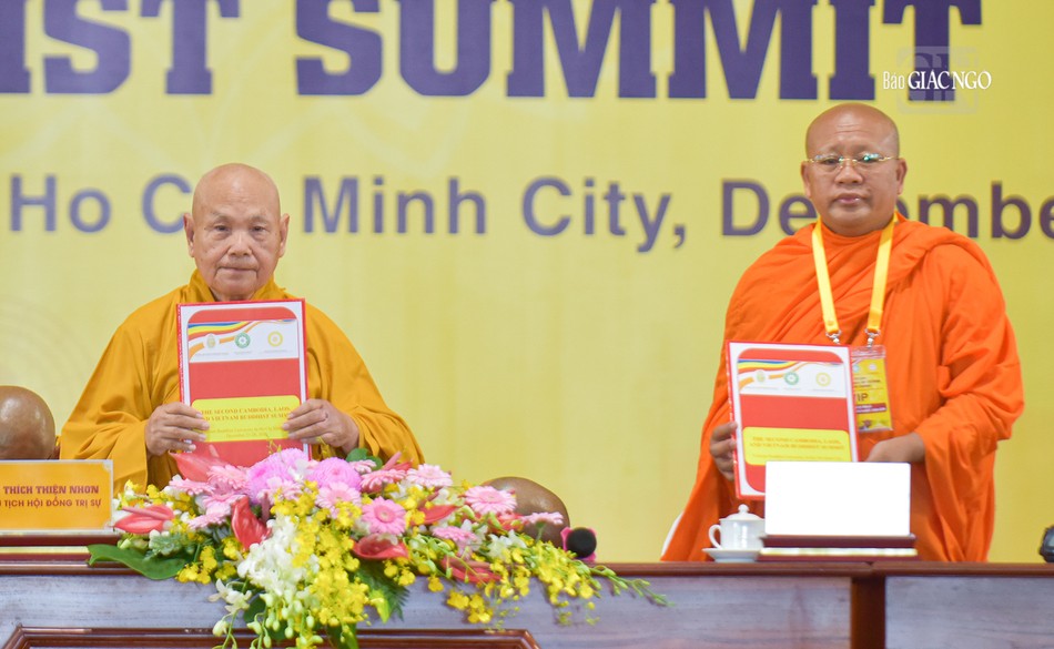 Hòa thượng Thích Thiện Nhơn đại diện lãnh đạo Phật giáo Việt Nam ký kết bản tuyên bố hợp tác giữa ba nước Việt Nam - Lào - Campuchia
