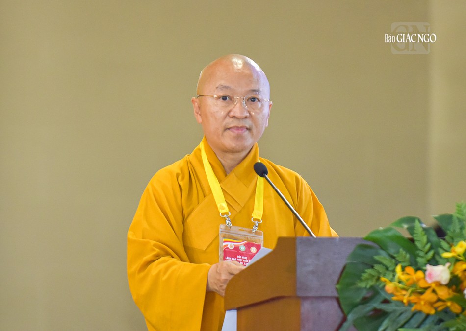 Thượng tọa Thích Nhật Từ thay mặt Ban Tổ chức phát biểu cảm tạ