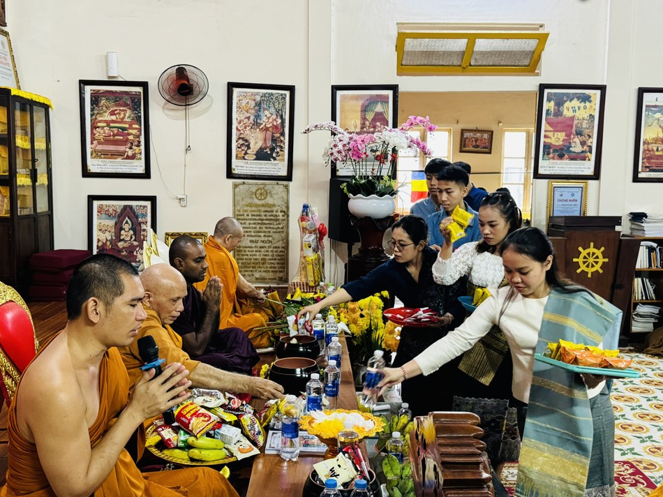 Đặt bát cúng dường Đặt bát cúng dường