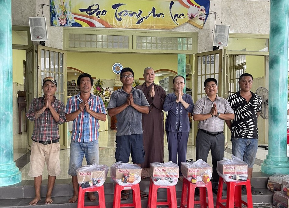 Trao quà đến người dân khó khăn X.Nhơn Đức, H.Nhà Bè Trao quà đến người dân khó khăn X.Nhơn Đức, H.Nhà Bè