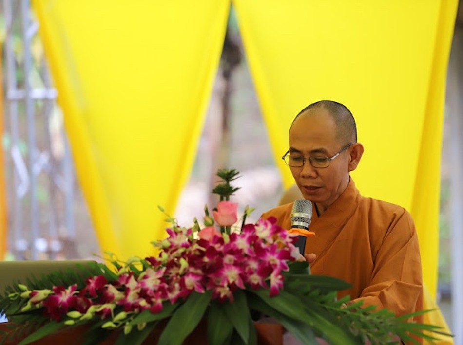 Đại đức Thích Chúc Phát công bố quyết định bổ nhiệm trụ trì chùa Linh Sơn đến Sư cô Thích nữ Huyền Trí Đại đức Thích Chúc Phát công bố quyết định bổ nhiệm trụ trì chùa Linh Sơn đến Sư cô Thích nữ Huyền Trí