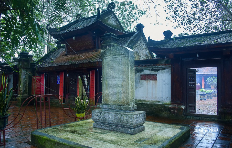 Theo văn bia chùa Tượng Sơn ghi chép, ban đầu chùa có kiến trúc theo hình chữ &quot;Nhất&quot;, đến nay đã qua nhiều lần trùng tu. Năm Minh Mạng thứ 16 (1835), nhà sư Lê Hữu Ân, pháp danh Thích Phổ Quang đã làm lại chùa Thượng, sửa chữa chùa Hạ, dựng gác chuông tám mái, đúc đại hồng chung có khắc chữ Tượng Sơn tự chung