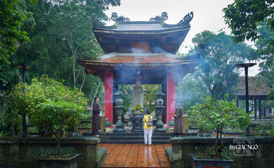 Năm Tự Đức thứ 23 (1880), Thiền sư Thích Quảng Vận đã sửa chữa bổ sung thượng điện, kiến thiết nhà Tổ, làm nhà khách, lát sân, xây bể, lập vườn cây ăn quả. Đầu thế kỷ XX, Thiền sư Thích Nhuận Du quy tập, xây cất vườn tháp mộ