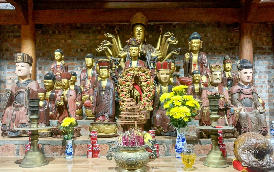 Trong chùa còn có nhiều pho tượng Phật được tạo hình dáng nghệ thuật đẹp với nhiều dáng vẻ độc đáo, nhất là pho tượng lớn Bồ-tát Chuẩn Đề 18 tay