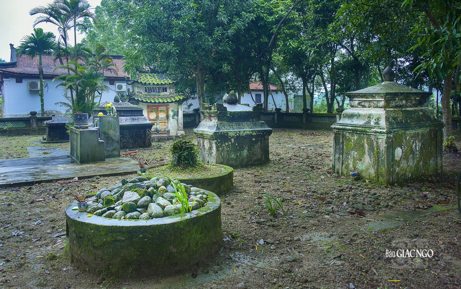 Góc trái khuôn viên chùa có 7 ngôi am, mộ an táng các vị trụ trì có công lao trong việc tôn tạo ngôi chùa này. Được biết, những vị trụ trì này đều mang họ Lê, đó là Thiền sư Diệu Thông, Phổ Quang, Phổ Minh, Tâm Đắc, Quảng Vận, Nhuận Du và Lê Hữu Cát