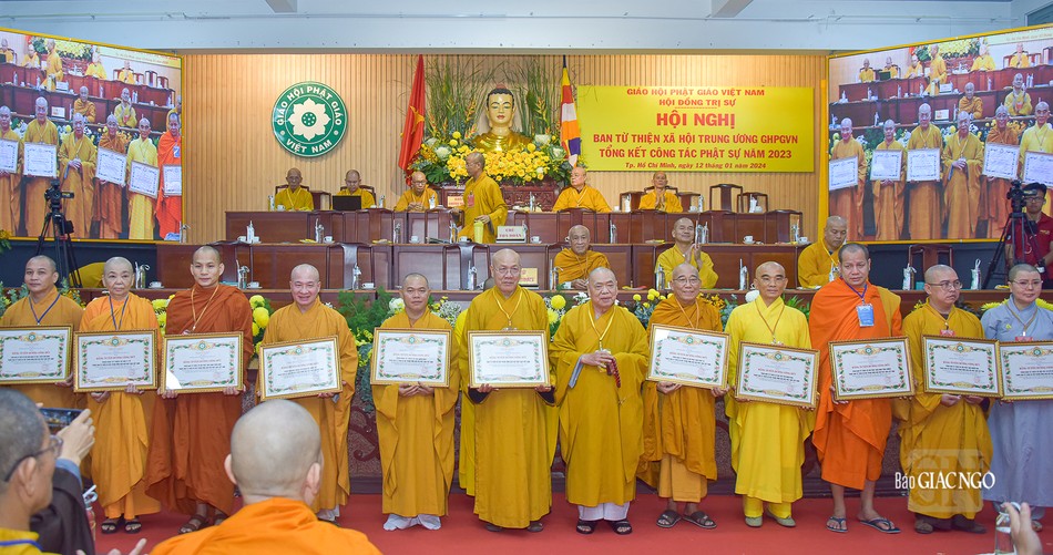 11 tập thể và 30 cá nhân thuộc Ban Từ thiện xã hội T.Ư nhận Bằng tuyên dương công đức của GHPGVN