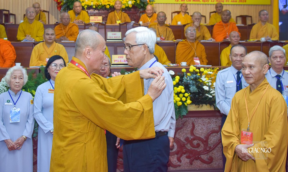 Thượng tọa Thích Phước Nghiêm gắn cấp hiệu Huynh trưởng cấp Dũng GHPGVN đến huynh trưởng thọ cấp