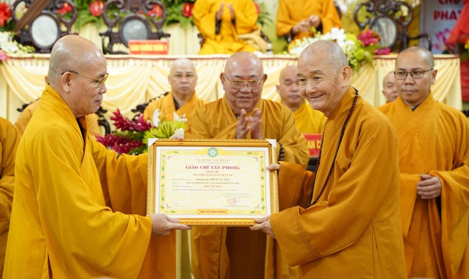 Trưởng lão Hòa thượng Thích Thanh Hùng trao giáo chỉ tấn phong đến chư tôn đức Tăng Ni trên địa bàn Q.1 Trưởng lão Hòa thượng Thích Thanh Hùng trao giáo chỉ tấn phong đến chư tôn đức Tăng Ni trên địa bàn Q.1