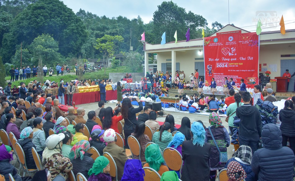 Người dân đến nhận quà tại xã Cốc San