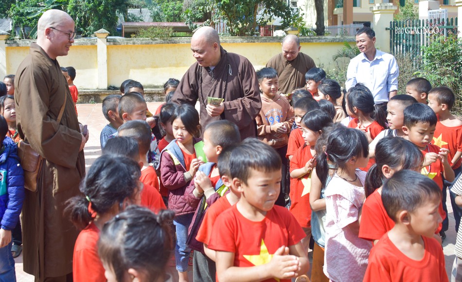 Hơn 460 em học sinh Trường Tiểu học và THCS xã Na Ư nhận quà từ Thượng tọa Thích Thanh Phong và Thượng tọa Thích Đức Thiện