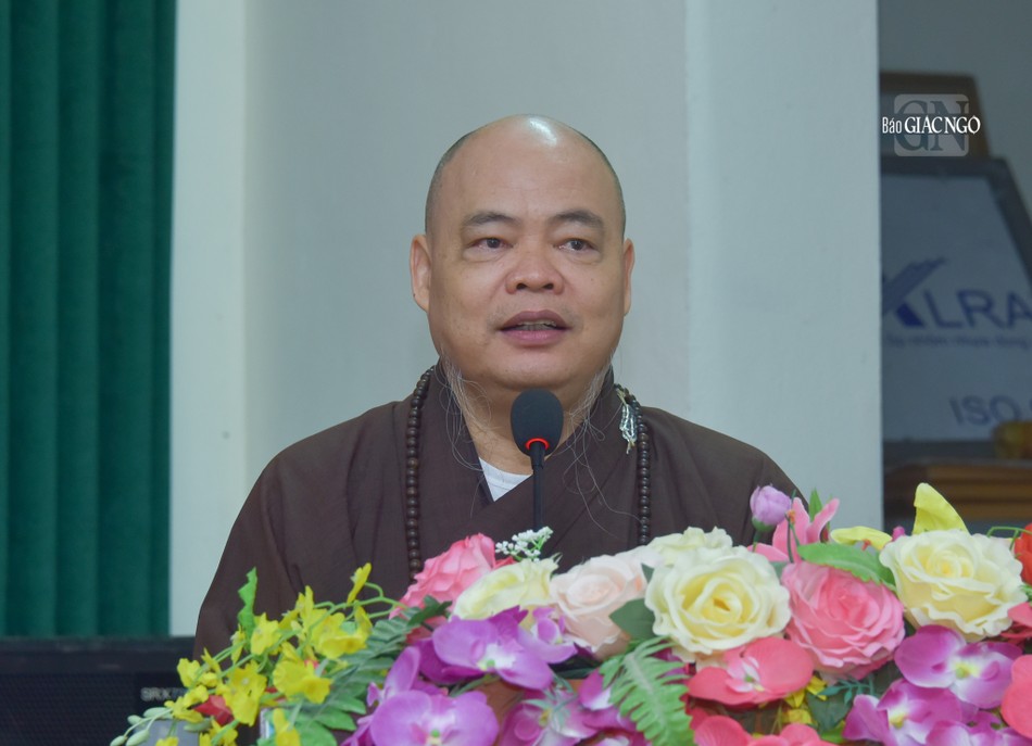 Thượng tọa Thích Thanh Phong thăm hỏi sức khỏe người dân