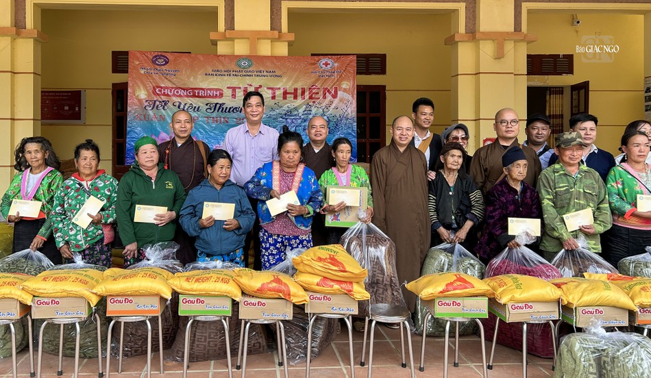 Trao các phần quà đến người dân tỉnh Điện Biên