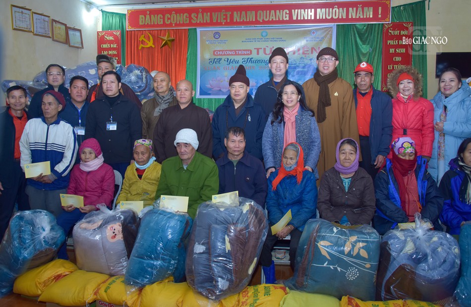 Trao quà đến người dân tại xã Chiềng Yên