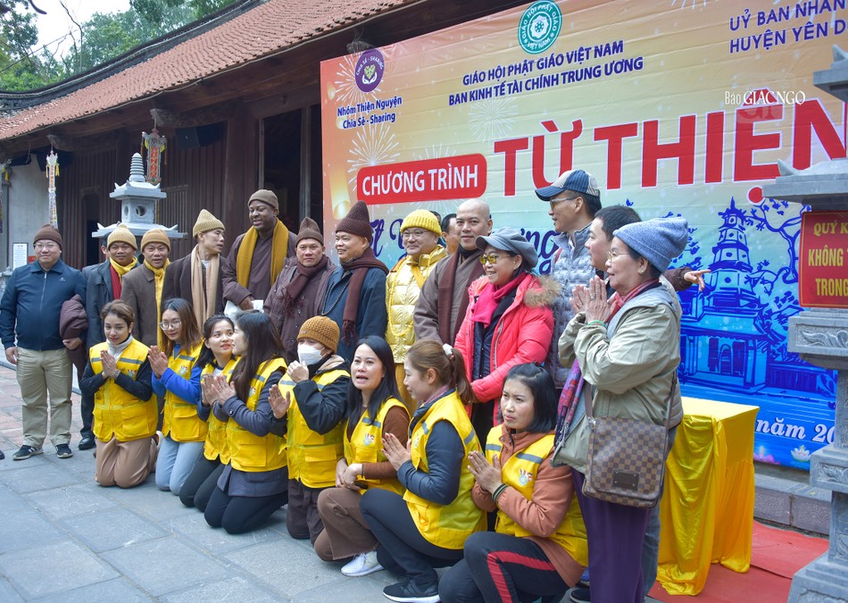 Chụp hình lưu niệm sau khi trao quà tại chùa Vĩnh Nghiêm