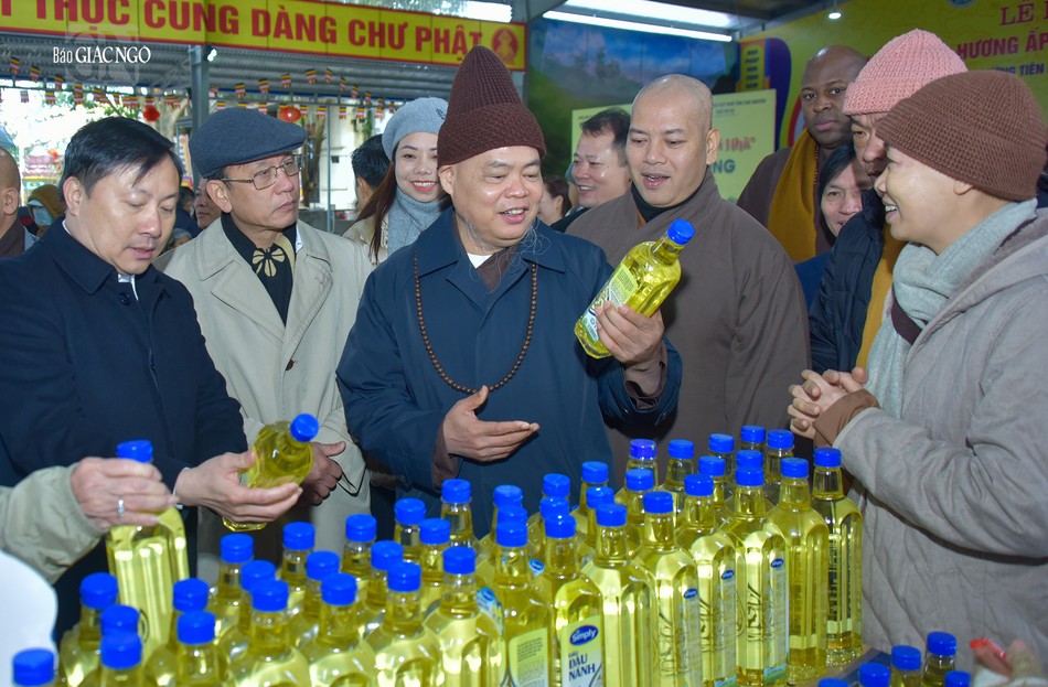 Thượng tọa Thích Thanh Phong cùng các thành viên tham quan &quot;gian hàng 0 đồng&quot; dành cho người dân