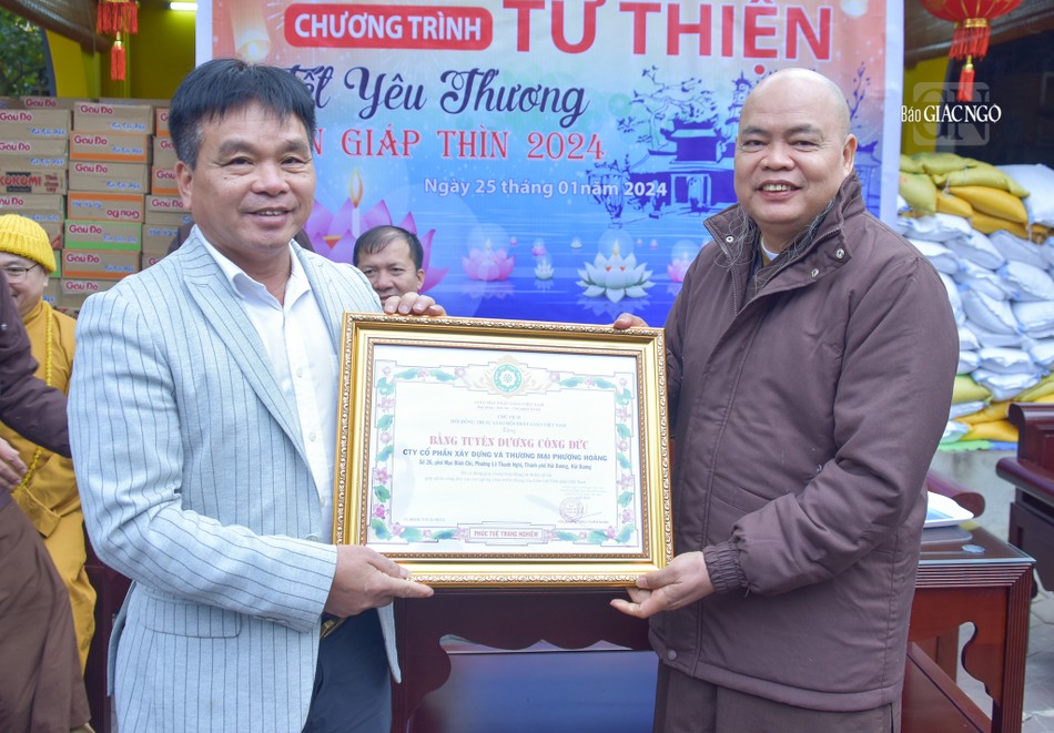 Thượng tọa Thích Thanh Phong tặng Bằng tuyên dương công đức của GHPGVN đến doanh nghiệp đã đồng hành cùng chương trình